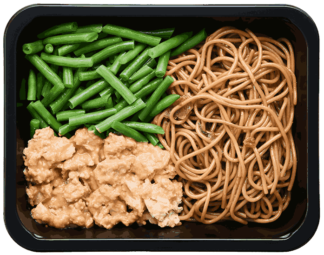 Kipsate met eiernoedels en sperziebonen